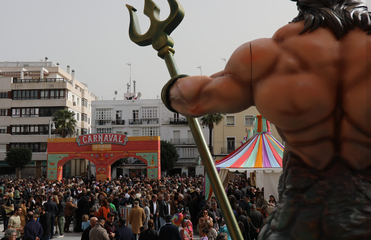 Multitud de personas se han congregado en la Plaza del Carnaval de San Fernando.