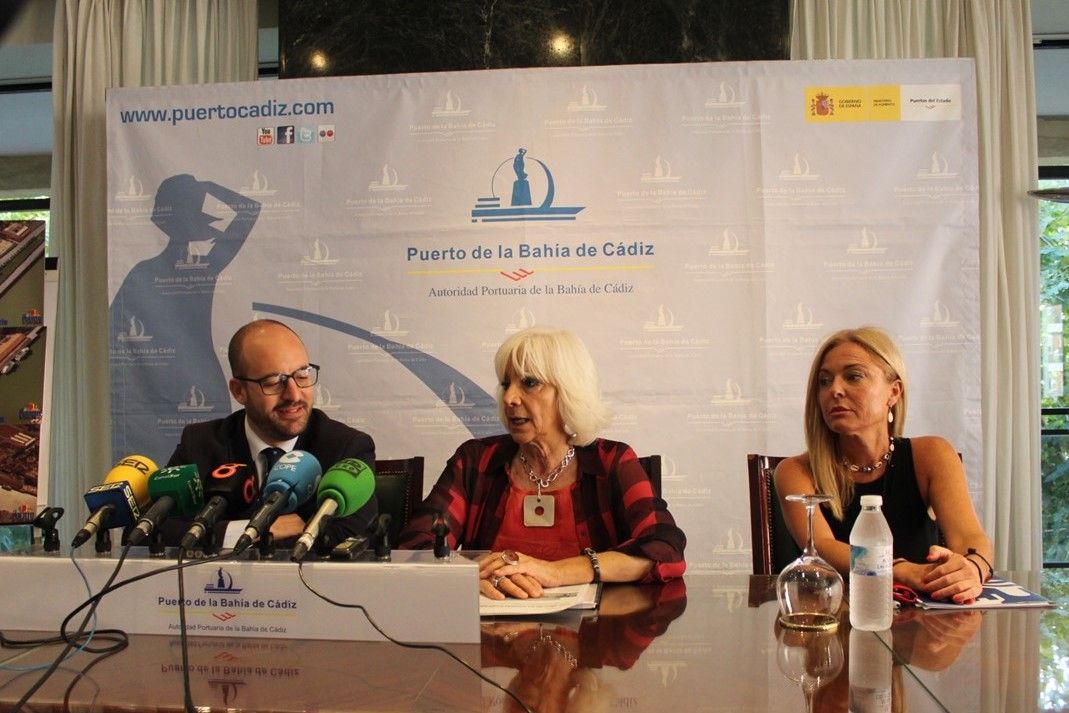 El alcalde de El Puerto, Germán Beardo, y la presidenta de la Autoridad Portuaria, Teófila Martínez, en rueda de prensa. 