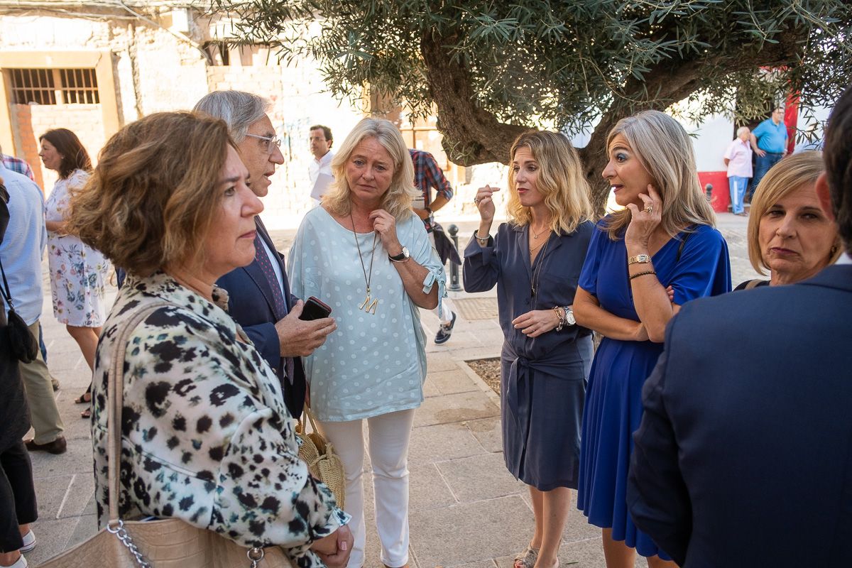 Camas conversa con la consejera Patricia del Pozo, en presencia la delegada del Gobierno en Cádiz, Ana Mestre; la responsable provincial de Cultura, Mercedes Colombo, y la directora del Villamarta, Isamay Benavente, en una imagen reciente. FOTO: MANU GARC