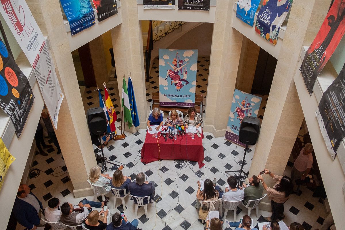 Un momento de la rueda de prensa de presentación del XXIV Festival de Jerez, en el Palacio de Villapanés, presidida por la consejera Patricia del Pozo y la alcaldesa de Jerez. FOTO: MANU GARCÍA