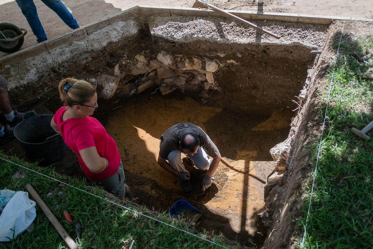 Avanzan los trabajos de búsqueda una fosa con restos de asesinados por el franquismo en el Parque Scout de Jerez. FOTO: MANU GARCÍA