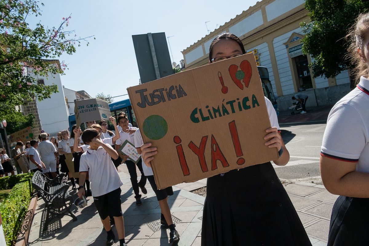 Una niña sujeta una pancarta en la protesta de Las Angustias. FOTO: MANU GARCÍA.
