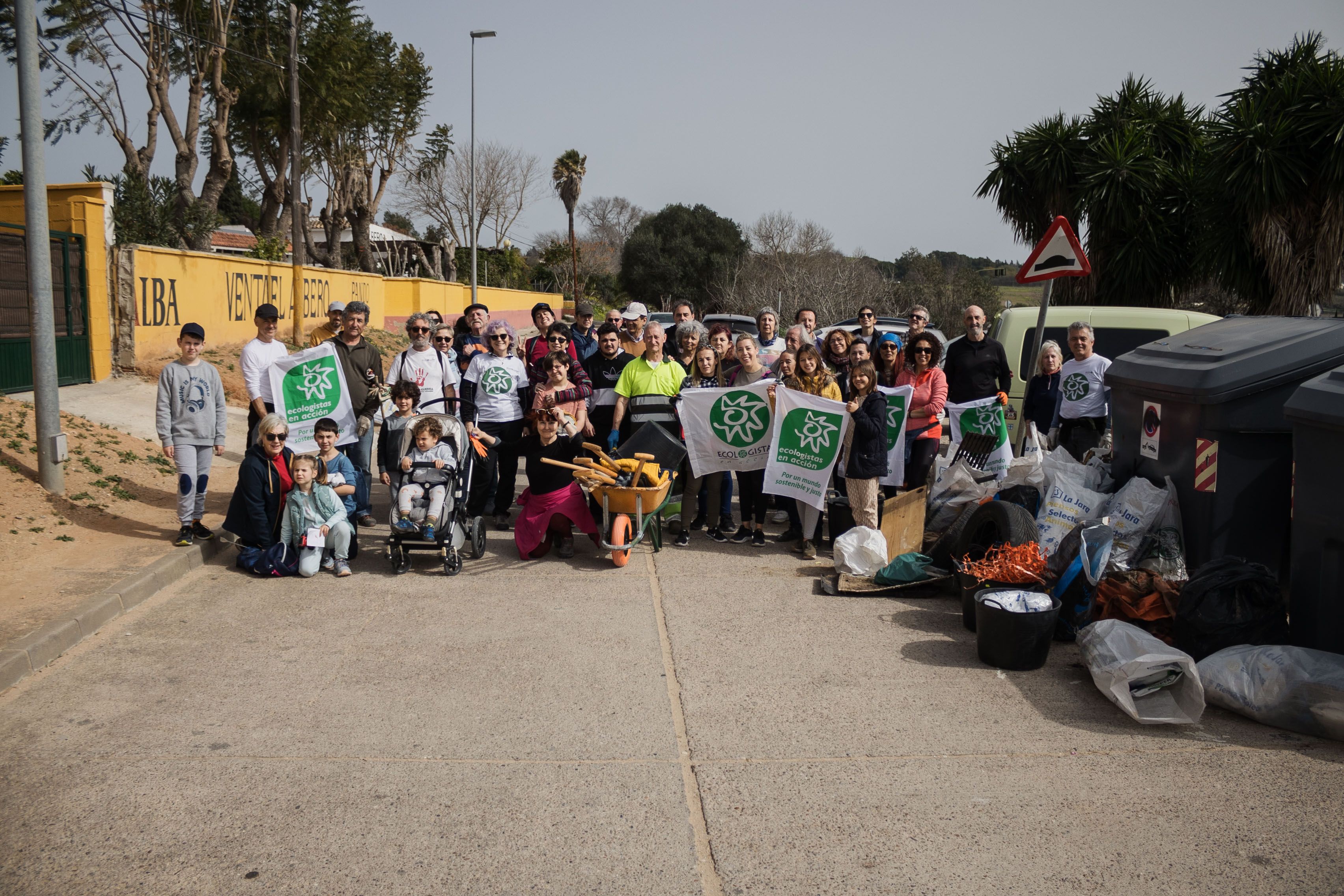 Los participantes en la recogida de basura en la Hijuela de los Hornos, en Jerez.