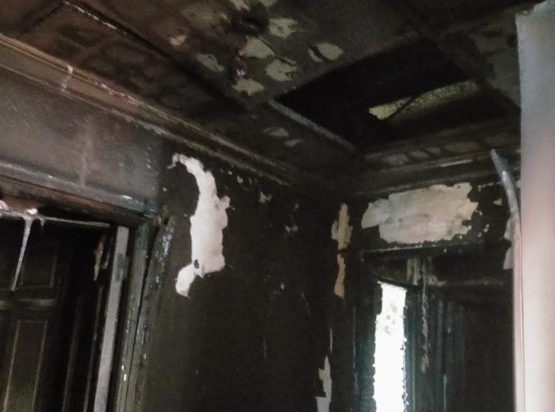 Interior de una de las habitaciones del club de alterne de Sanlúcar, totalmente calcinada por las llamas.