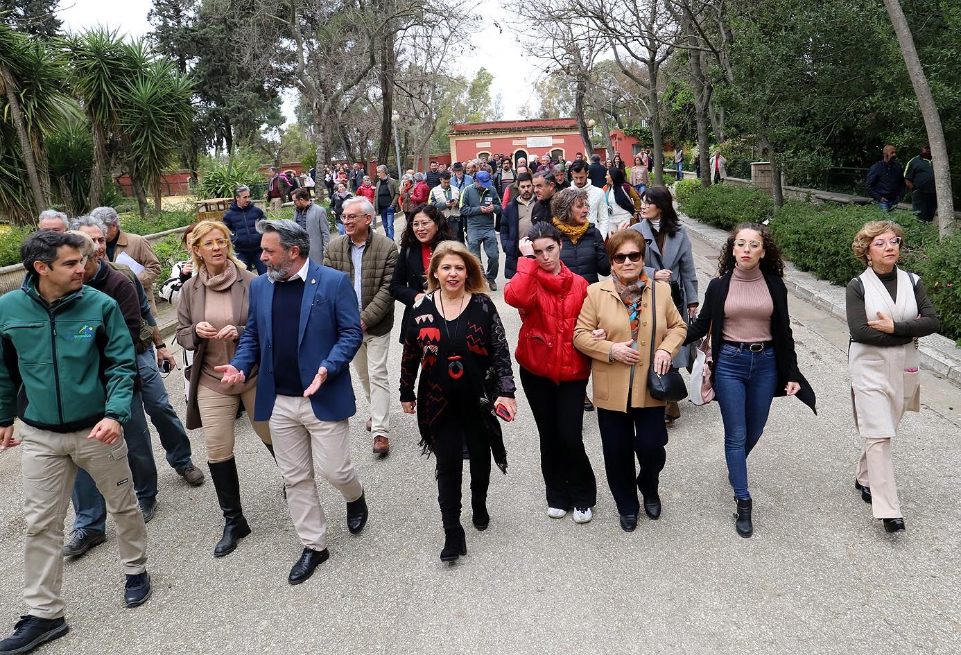La alcaldesa de Jerez, Mamen Sánchez, acompañada por compañeros de gobierno y trabajadores del Zoo este viernes.