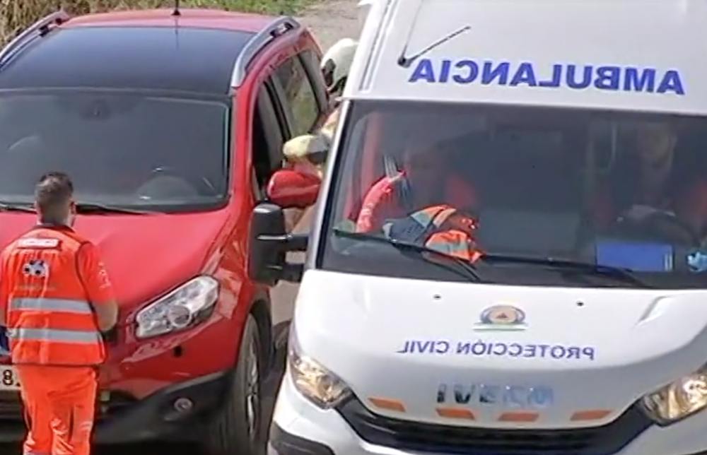 Los servicios de emergencias, actuando en la pirotecnia de Guadix. IMAGEN: CANAL SUR