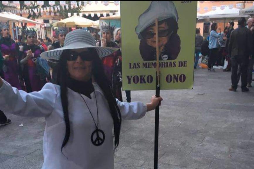 Eva Aza, con su romancero sobre Yoko Ono.