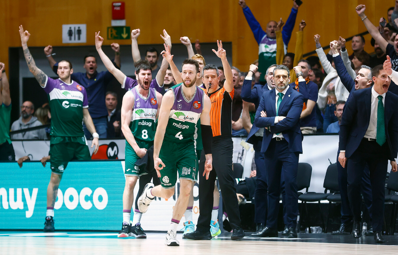 Jugadores y cuerpo técnico de Unicaja de Málaga celebran la victoria ante el Real Madrid.