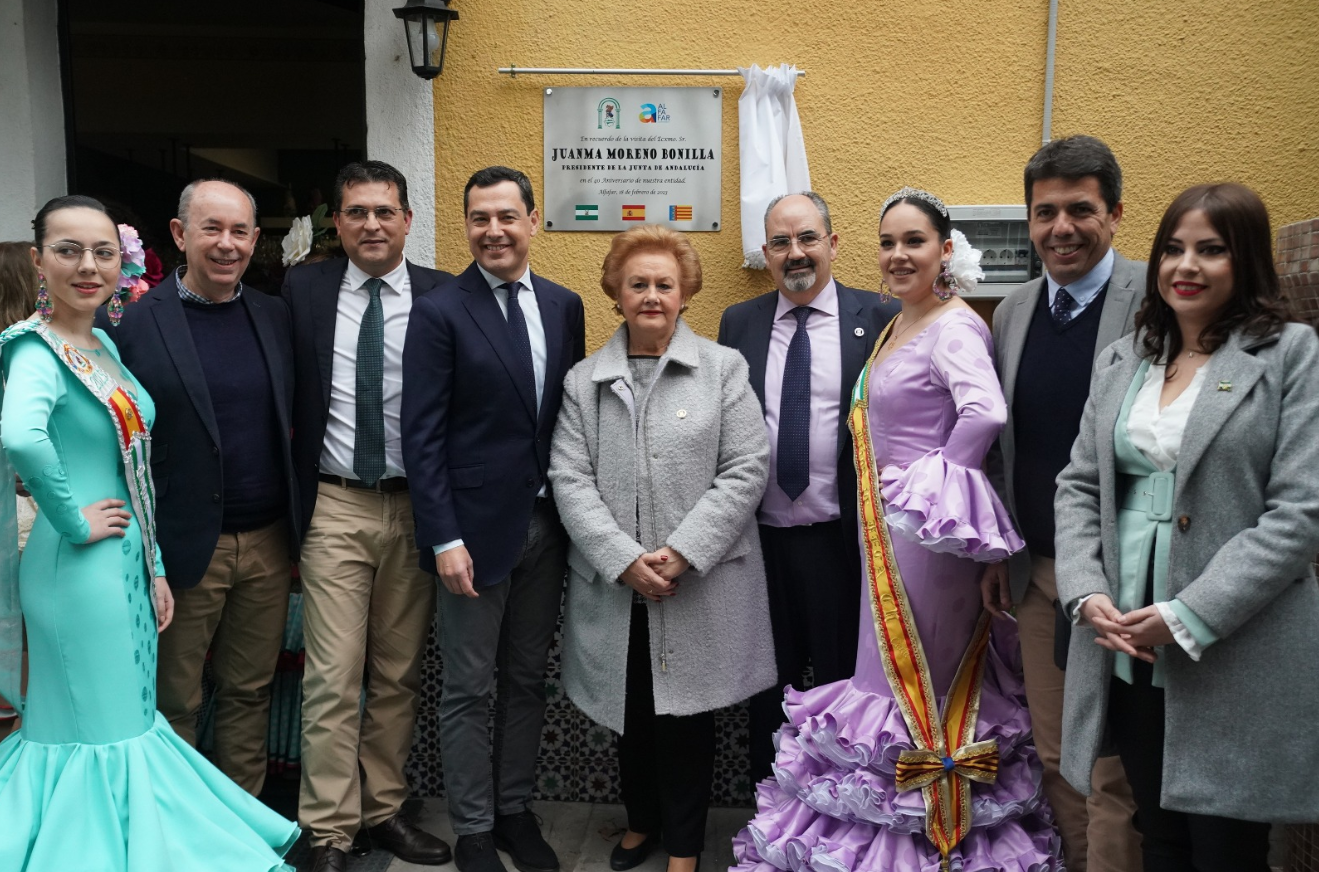 Juanma Moreno descubre una placa en su honor durante el acto celebrado en Valencia.