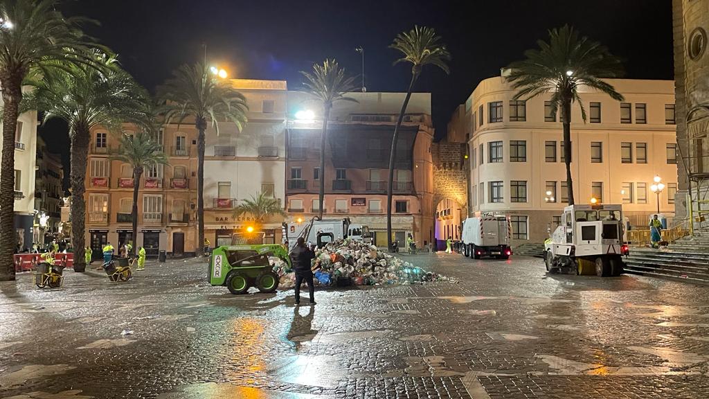Limpieza de la plaza de la Catedral tras el sábado de Carnaval en Cádiz.