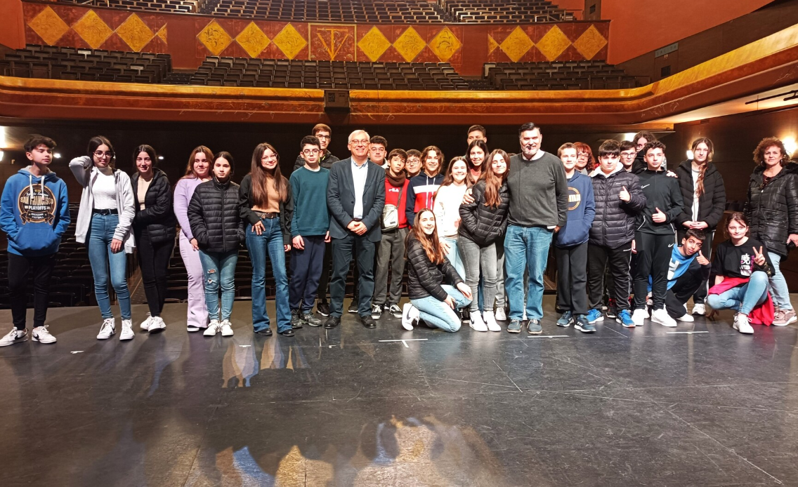 El delegado municipal Juan Antonio Cabello junto a un grupo de estudiantes en el teatro Villamarta de Jerez.