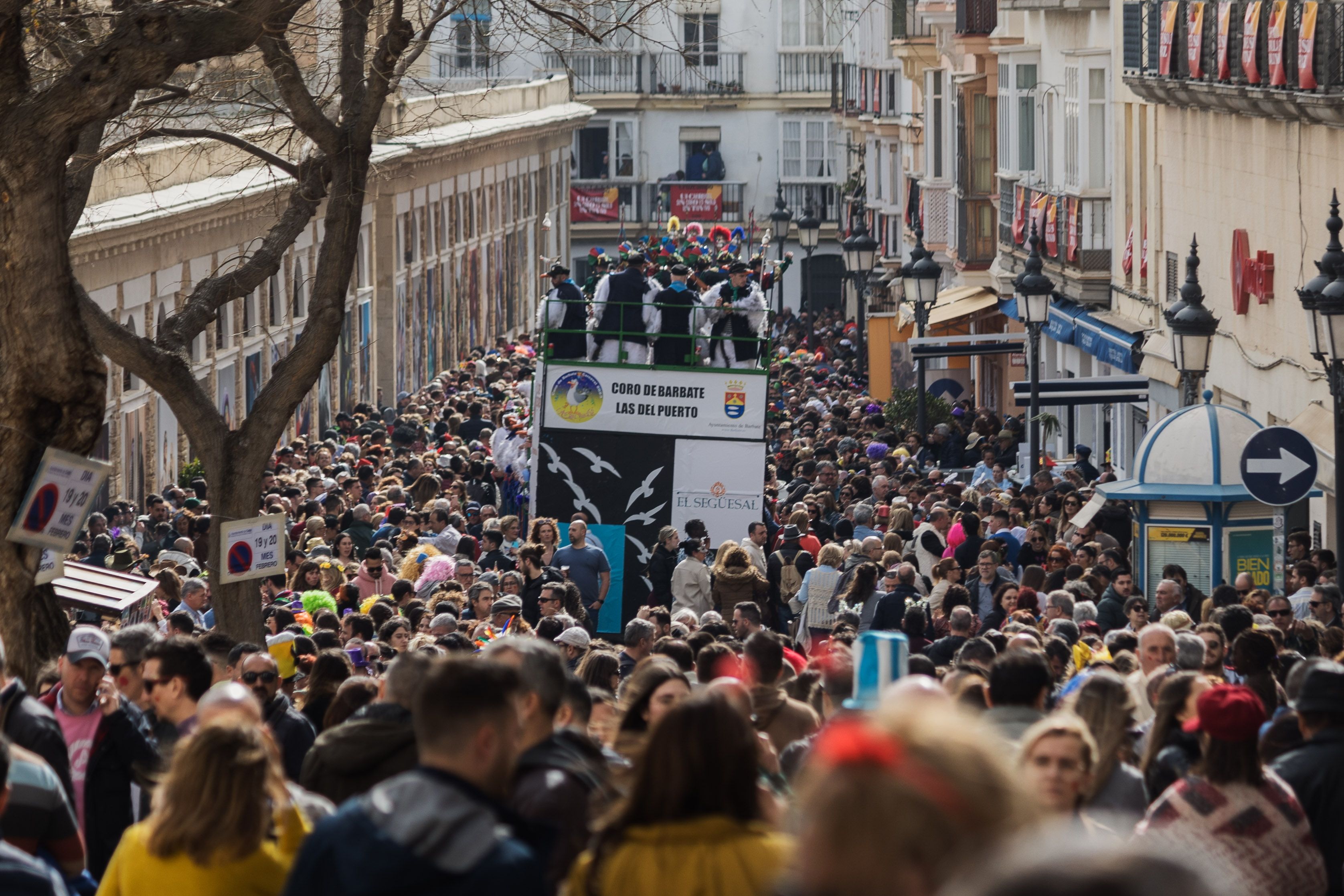 Las calles de Cádiz atestadas de gente, durante el pasado domingo de coros.