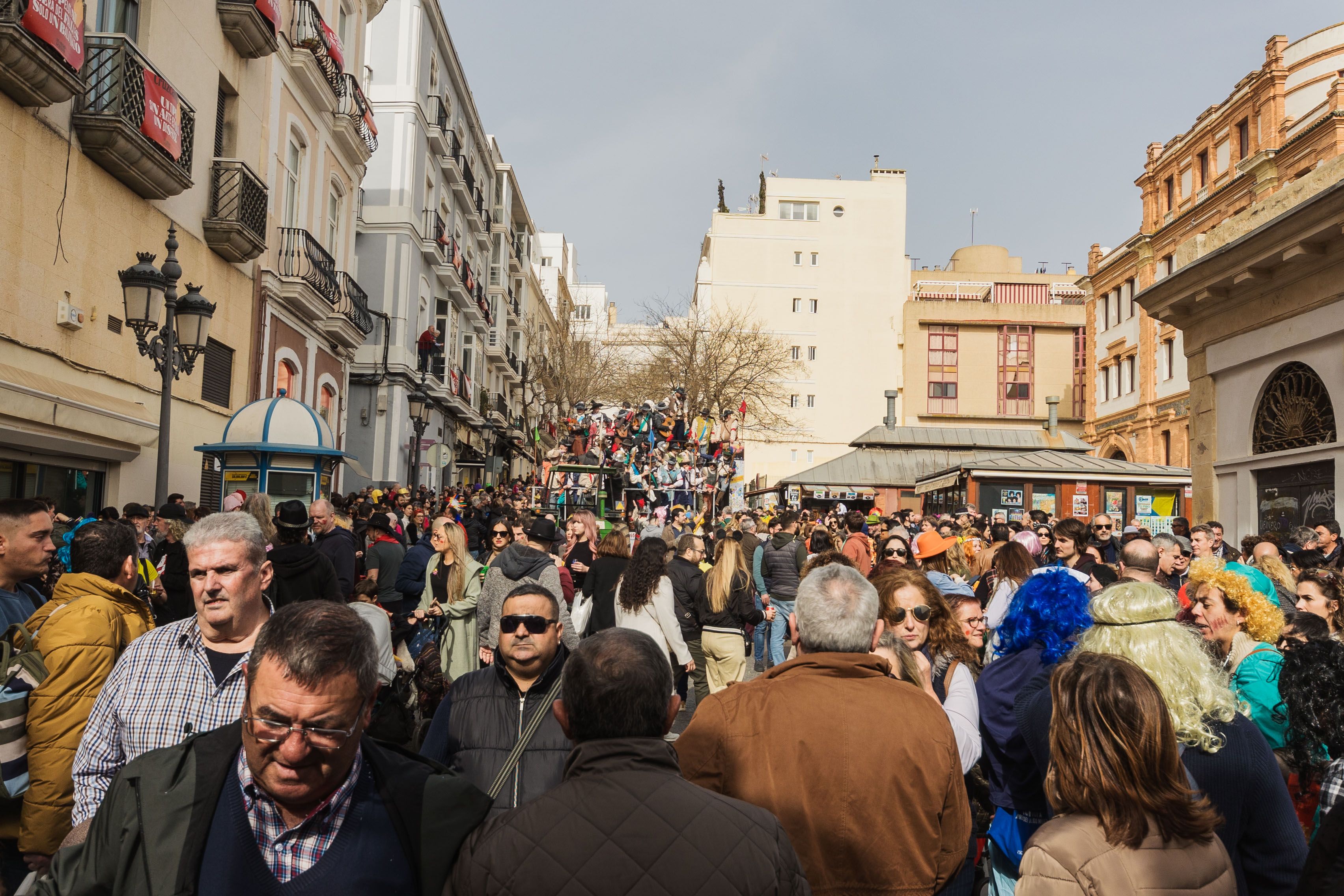 Multitud de personas en la calle durante el primer domingo del Carnaval de Cádiz.
