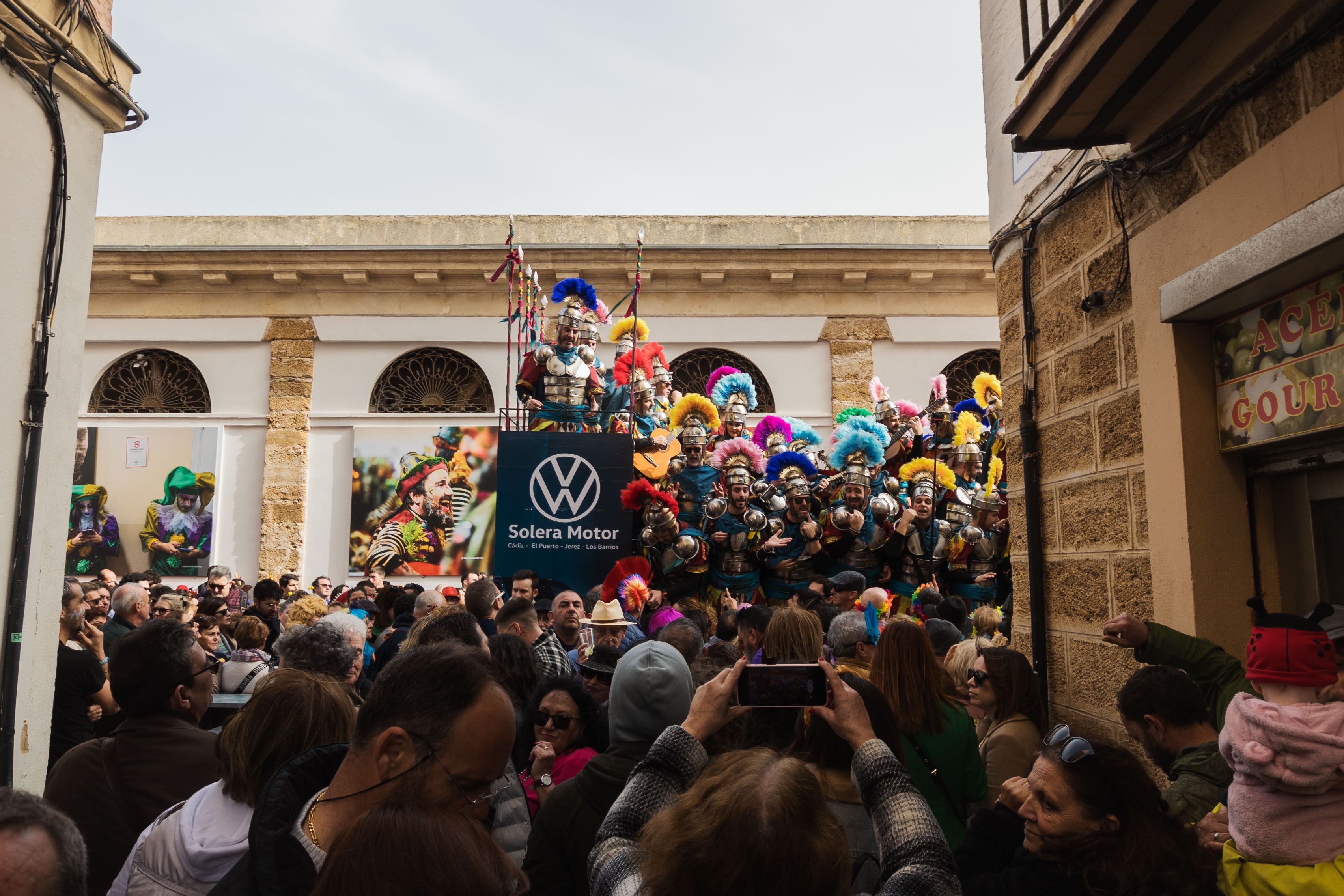Imagen una batea con un coro este pasado primer domingo de Carnaval en Cádiz.