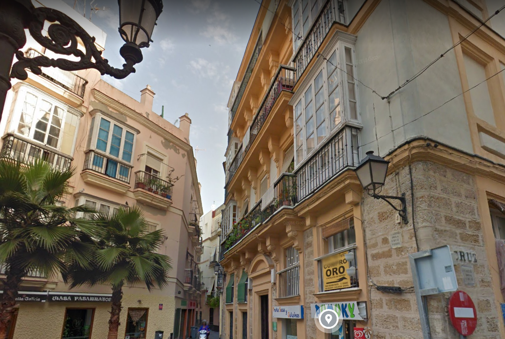 La plaza de la Cruz Verde en Cádiz, lugar donde se produjo la agresión con lejía a una joven.