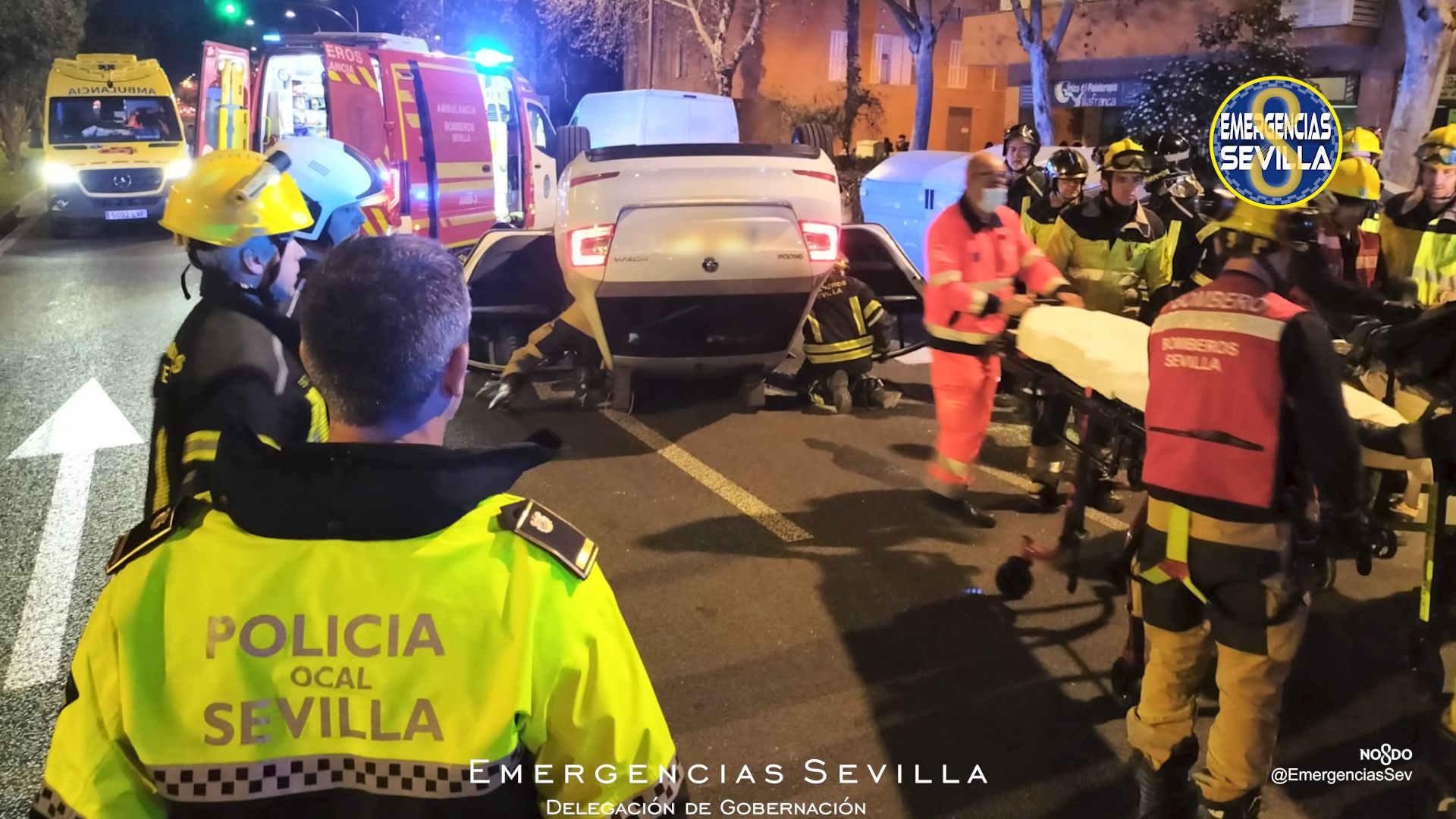 El coche siniestrado en Sevilla. Su conductor triplicaba la tasa de alcoholemia y perdió el control del mismo.