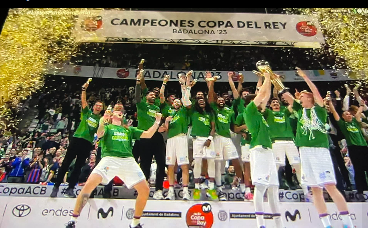 Los jugadores del Unicaja de Málaga festejando el triunfo en la final de la Copa del Rey de Baloncesto.
