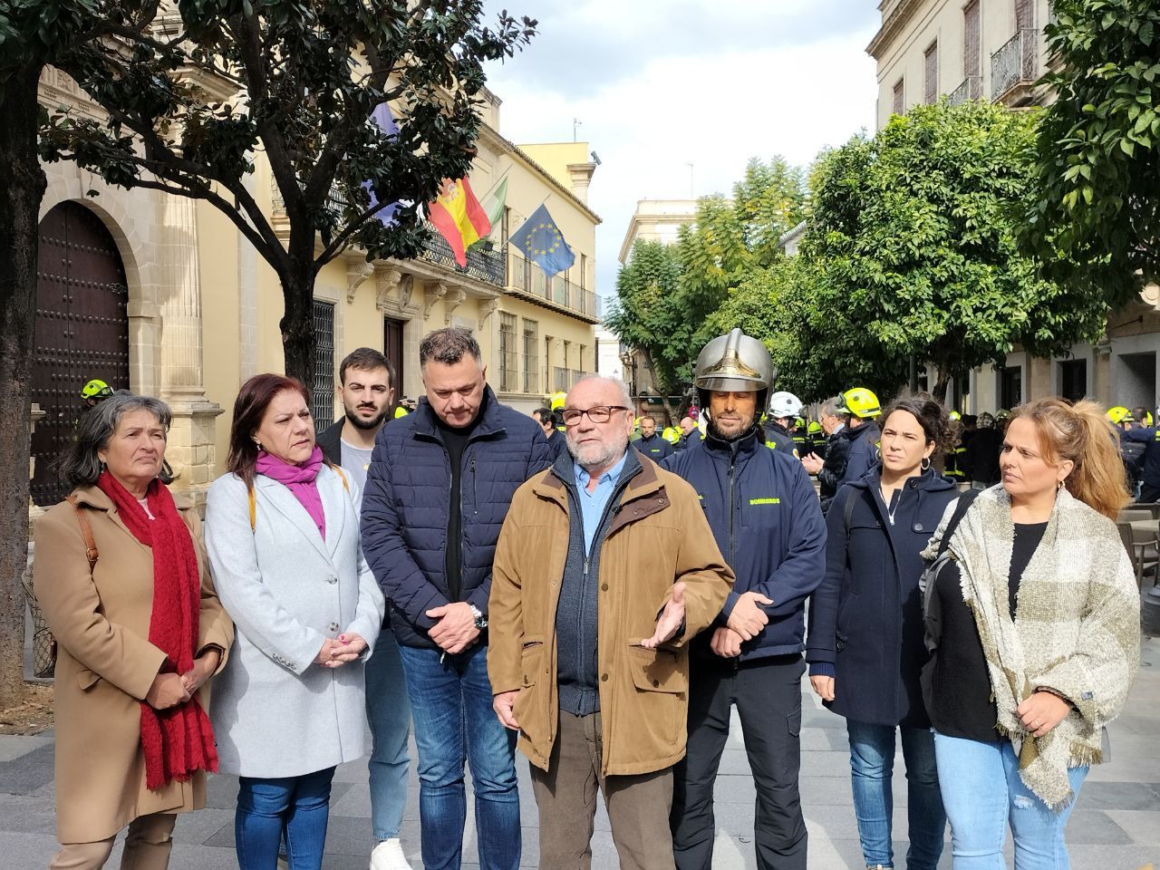 Manuel Guerrero, alcaldable de Podemos en Jerez, junto al diputado andaluz Juan Antonio Delgado, y otros miembros del círculo, en la pasada manifestación de Bomberos.