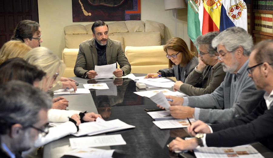 El teniente de alcaldesa José Antonio Díaz, presidiendo la comisión local de Patrimonio Histórico.