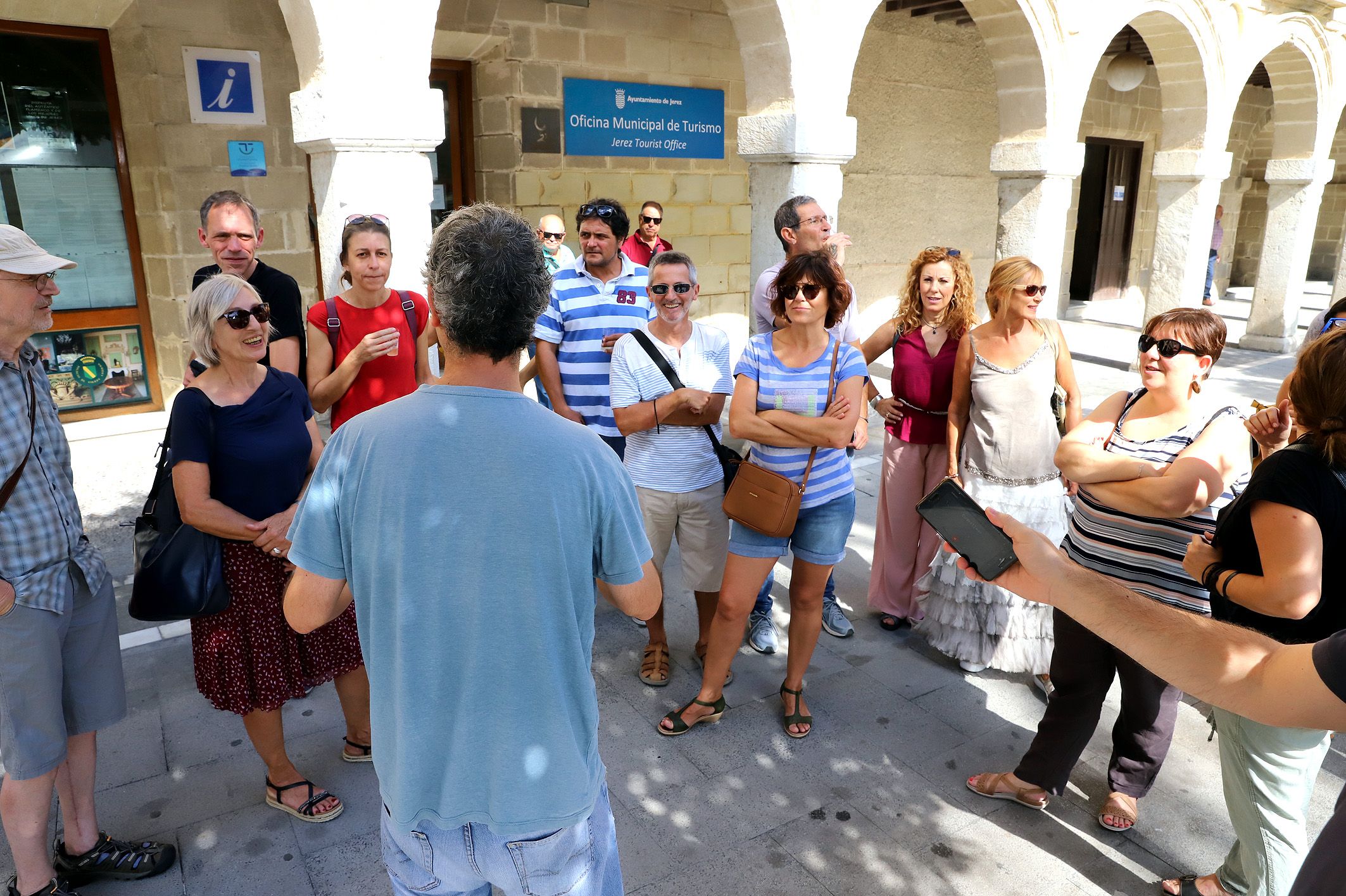 Turistas, en una imagen de archivo, a las puertas de la Oficina de Turismo del Ayuntamiento de Jerez.