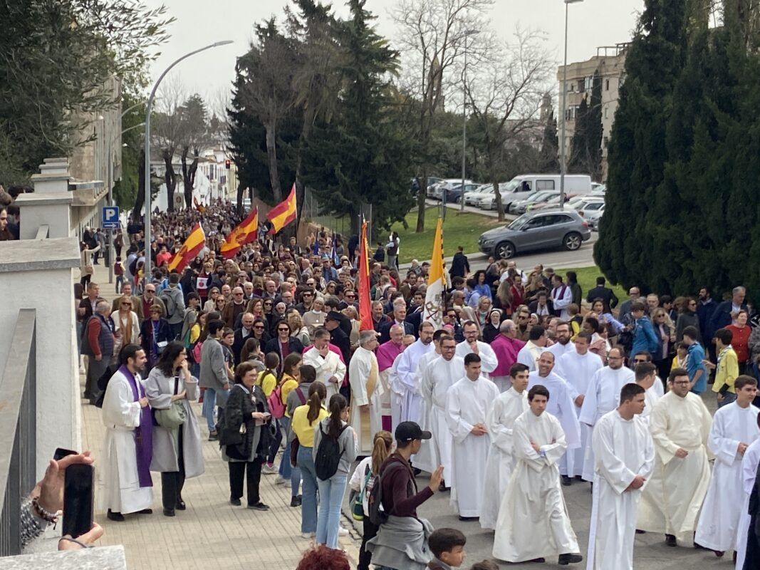 Masiva asistencia a la clausura del Año Jubilar del Sagrado Corazón en Jerez con la presencia del nuncio en España. En la imagen, la comitiva llegando a la capilla del Calvario para clausurar el Año Jubilar.