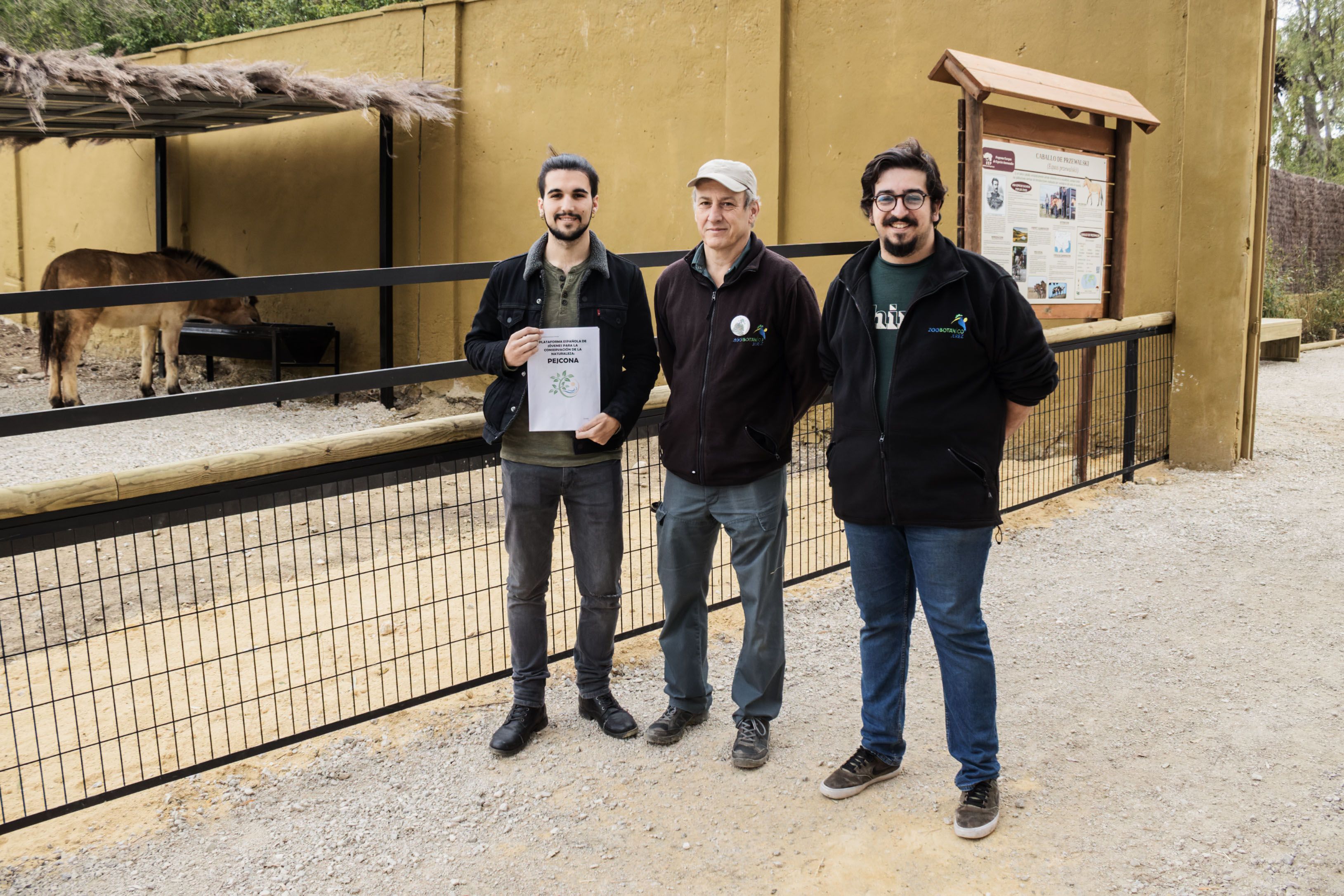 De izquierda a derecha José Carlos Nada, Íñigo Sánchez y Jesús Gil, miembros de Pejcona, la plataforma 'verde', en el Zoo de Jerez.