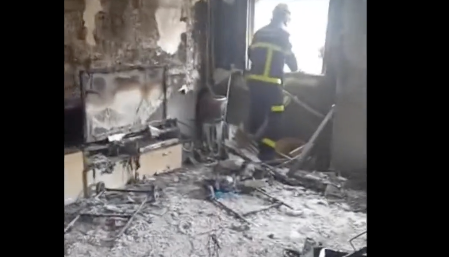 Un bombero, en la casa calcinada por el fuego en Puerto Real.