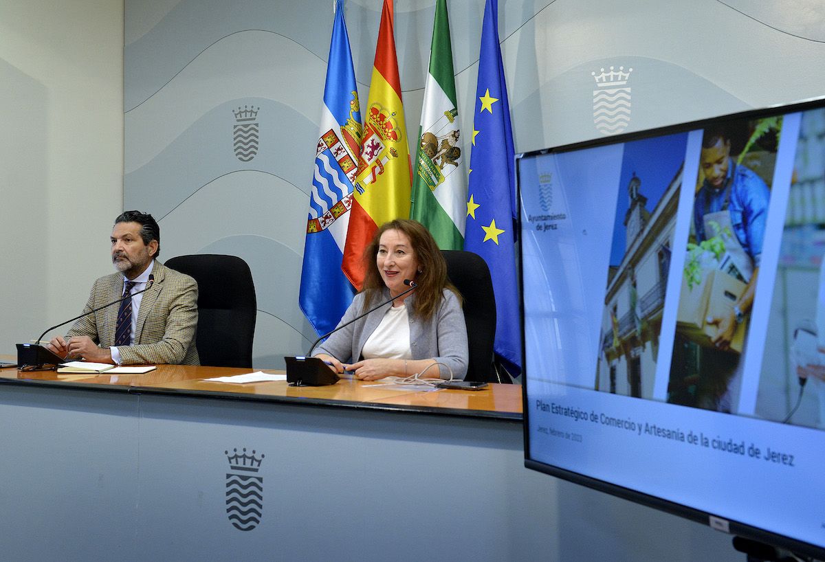 La delegada Isabel Gallardo, presentado el Plan Estratétigo de Comercio y Artesanía.