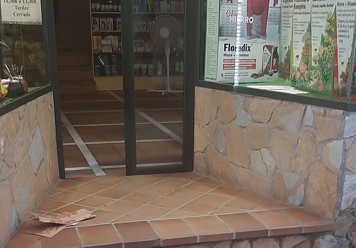 Puerta del establecimiento en Algeciras donde el dueño se ha encontrado excrementos. 