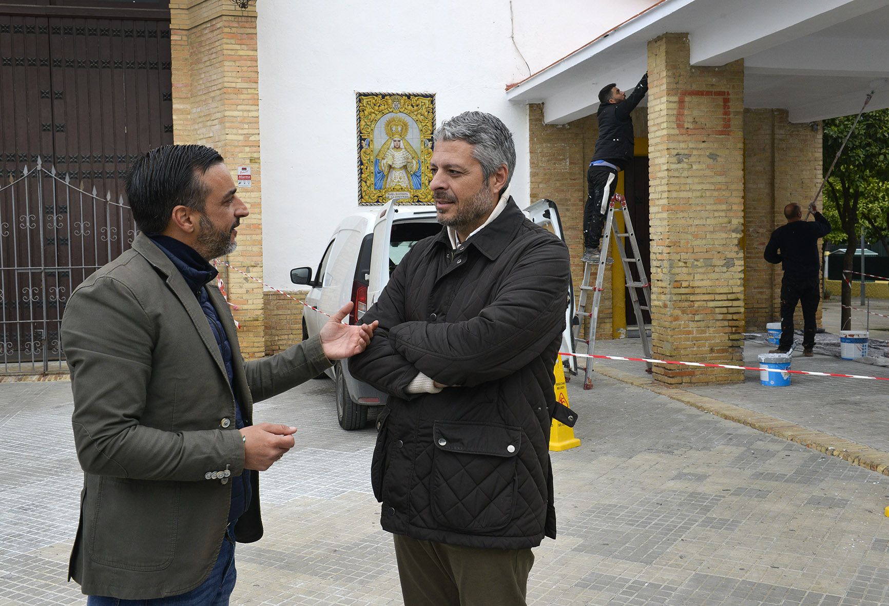 El delegado de Urbanismo y el hermano  mayor de La Exaltación durante la visita a las obras. 