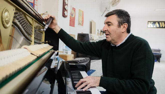 acento mordedura Desaparecer Pepe Sánchez, cuarta generación de afinadores en Jerez: "Me echo a temblar  con los pianos malos"