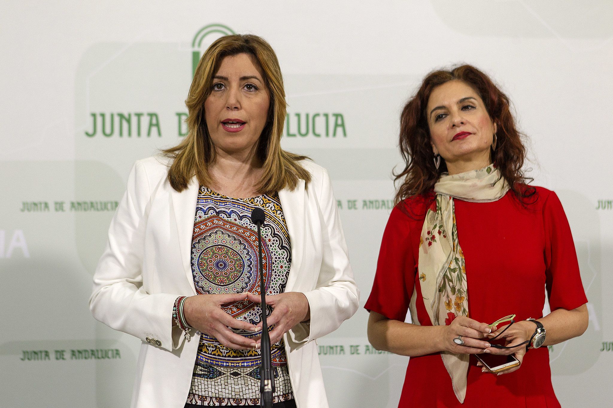 La secretaria general del PSOE-A, Susana Díaz, junto a la ministra de Hacienda en funciones María Jesús Montero, que repetirá como número 1 por Sevilla el 10N, en una imagen de archivo. FOTO: JUNTA