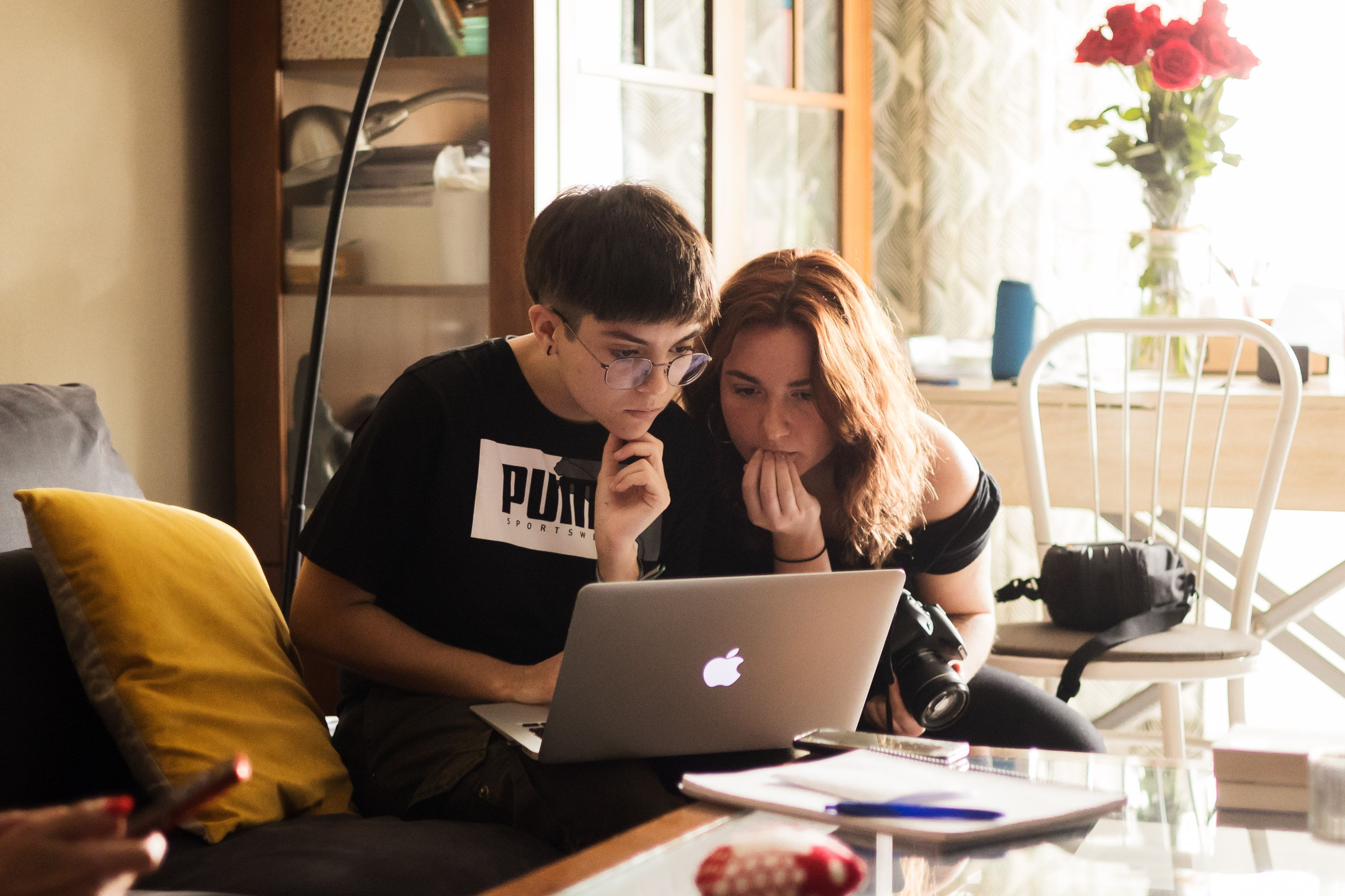 Detalle de las jóvenes durante el rodaje.