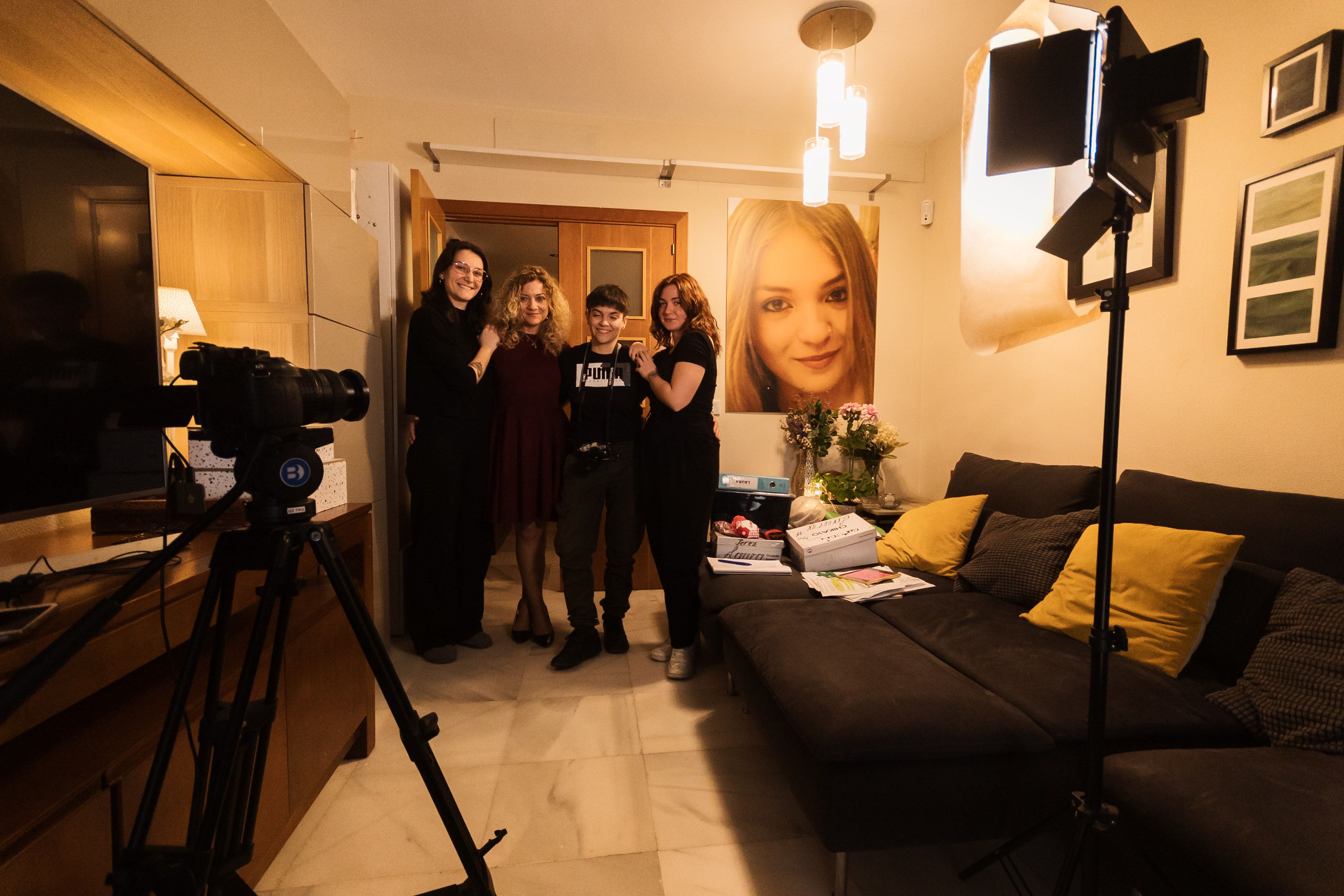 Raquel, Patricia y Anca Elena junto a Concha en el salón de su casa en Jerez.