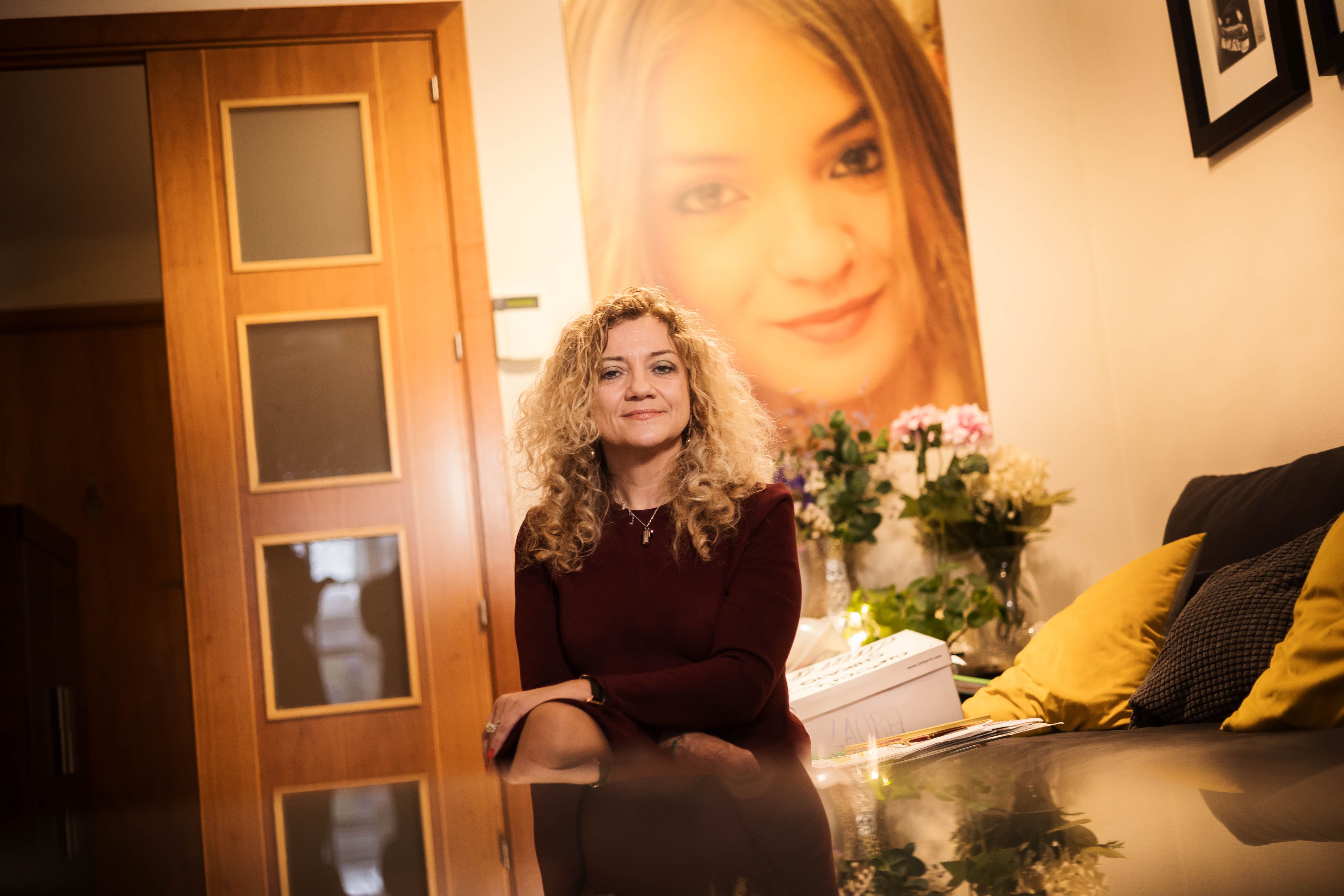 Concha, madre de Laura, con una fotografía de su hija al fondo. 