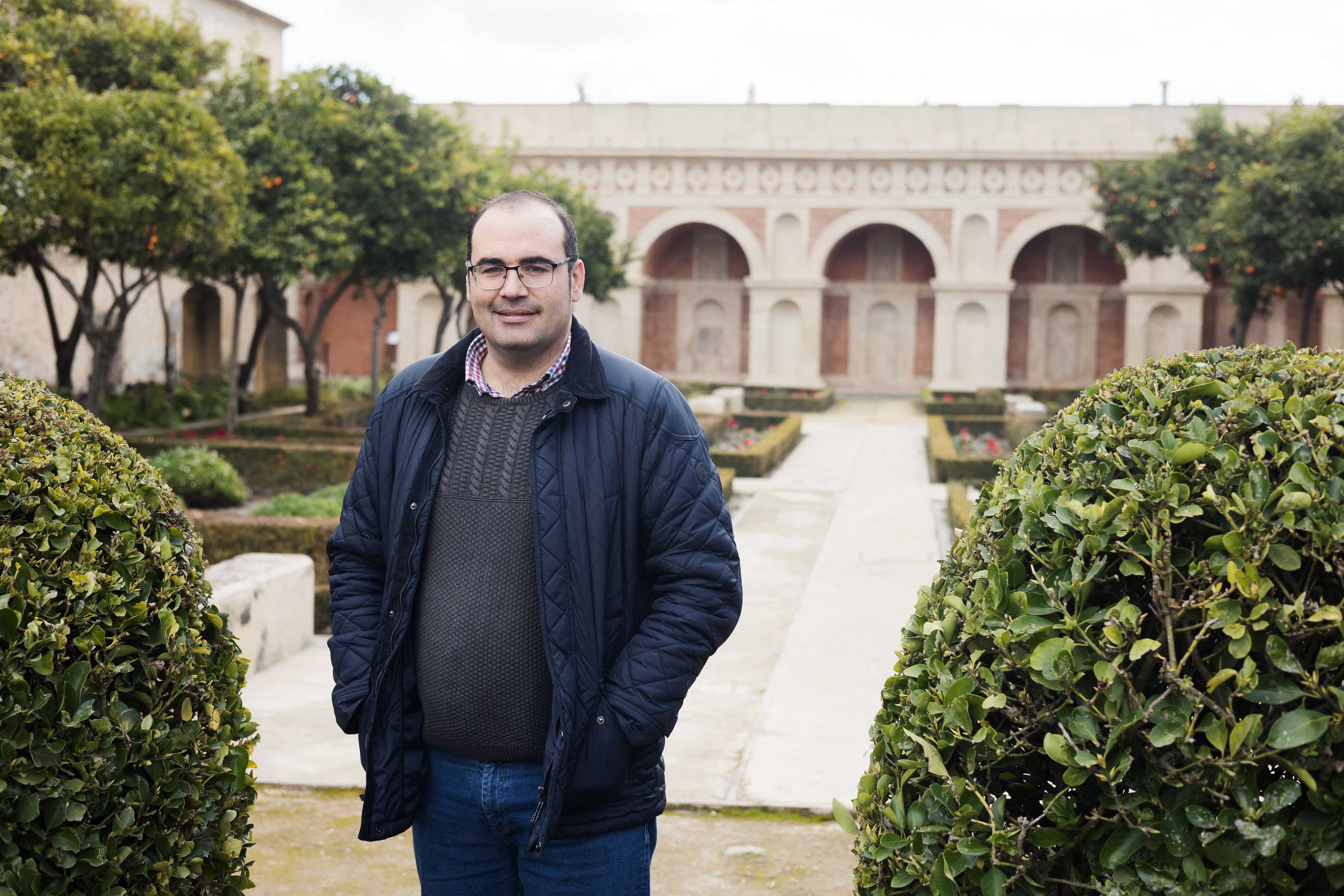 El alcalde de Bornos, Hugo Palomares, en el jardín renacentista del Palacio de los Ribera. A su espalda, la logia romana.