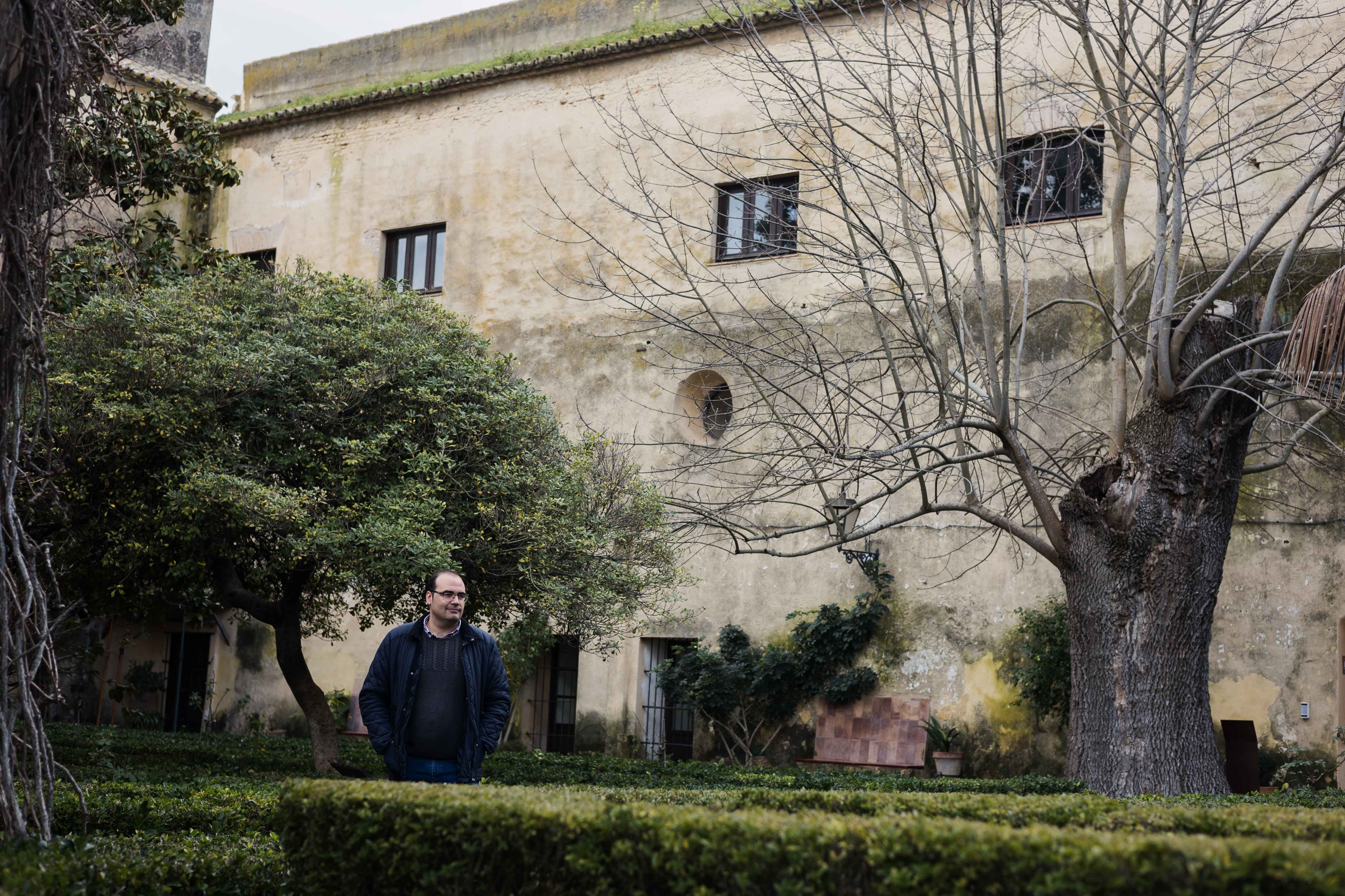 El alcalde de Bornos, Hugo Palomares, en el jardín renacentista del Palacio de los Ribera.