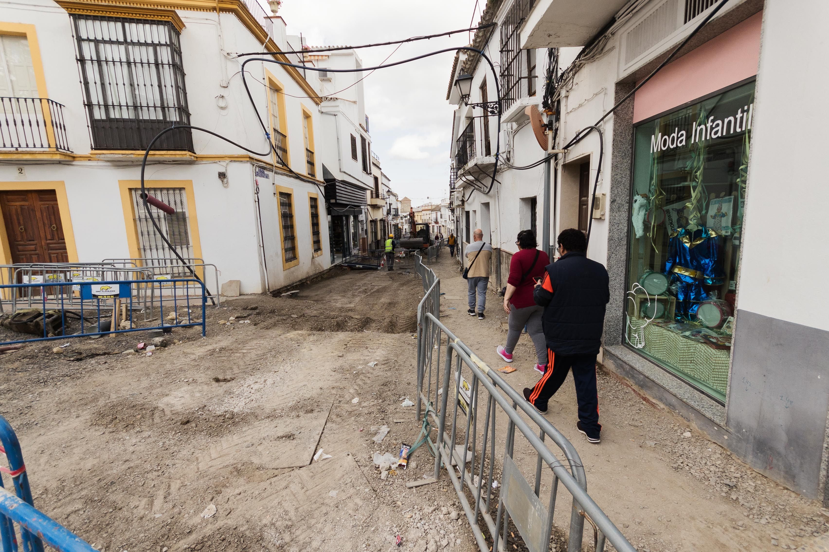 Vecinos, andando por dificultad por el entorno del Palacio de los Ribera de Bornos. Vecinos, andando por dificultad por el entorno del Palacio de los Ribera de Bornos.