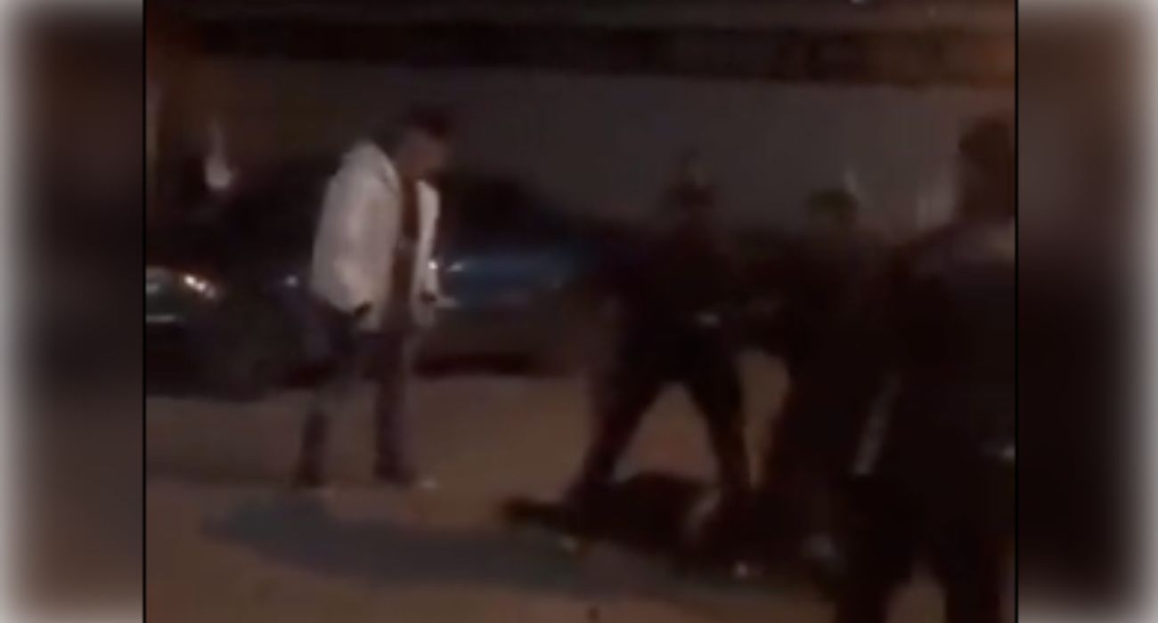 La víctima de la agresión, tras caer fulminantemente al suelo.