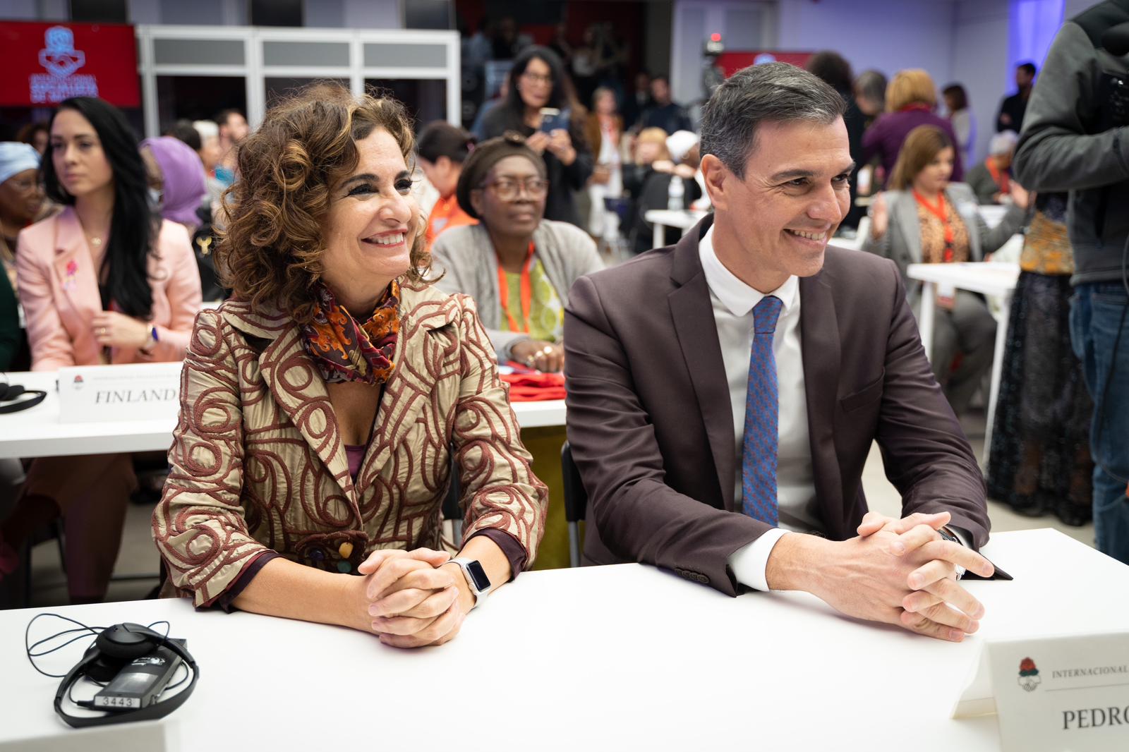 La ministra de Hacienda, María Jesús Montero, junto a Pedro Sánchez.
