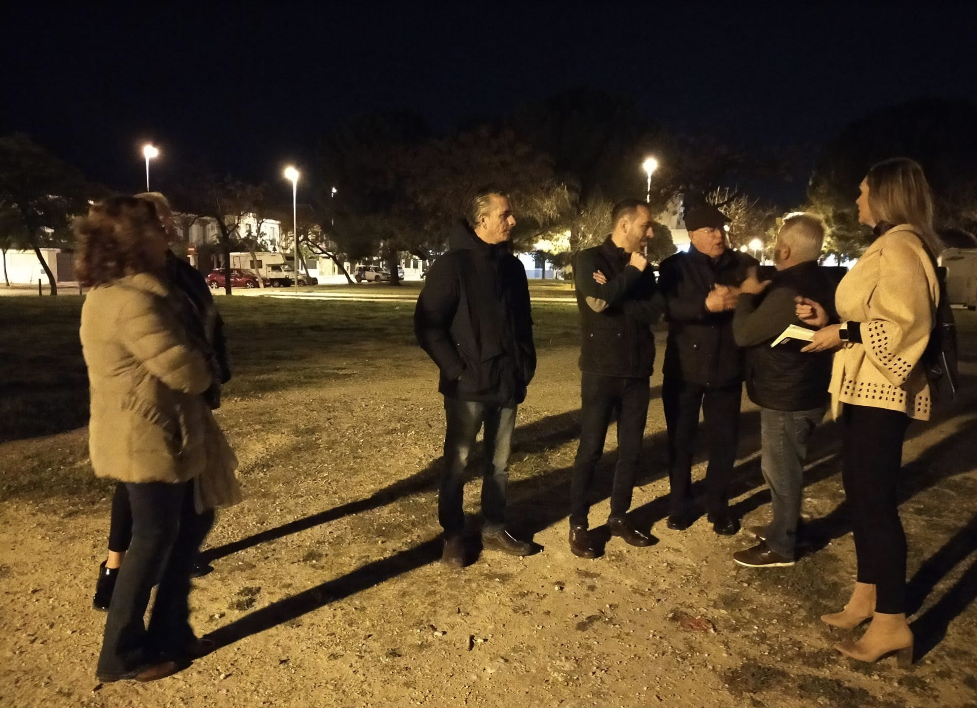 Vecinos de la barriada El Pinar de Jerez junto a los representantes de Andalucía x Sí en la zona sin recursos urbanísticos.