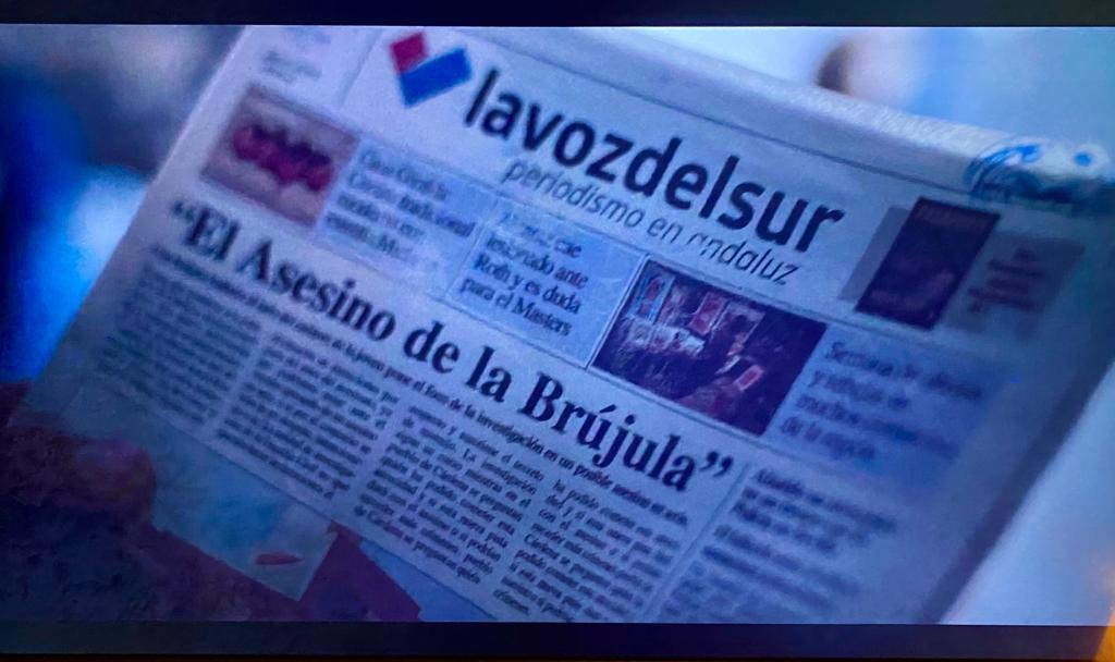 Recreación de un periódico en papel con la cabecera de 'lavozdelsur.es' y el 'claim' de este periódico 'periodismo en andaluz', en la serie 'La chica invisible'.