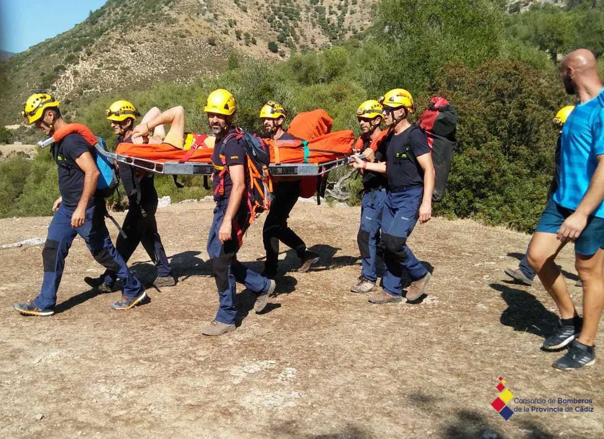 Rescate del senderista en la Garganta Verde. FOTO: BOMBEROS