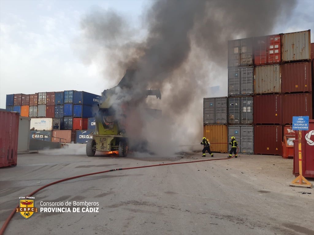 Un peligroso incendio en un porta contenedores provoca una gran columna de humo en Algeciras.