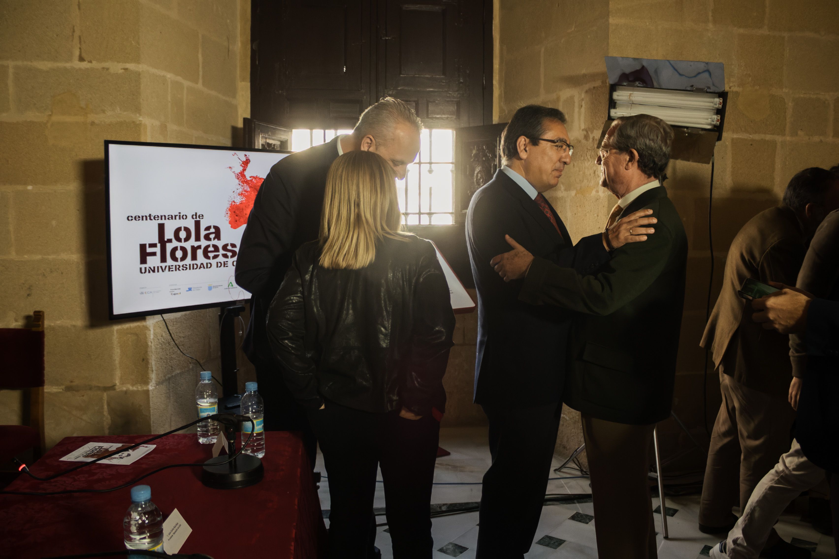 Saludos tras el acto de presentación. 