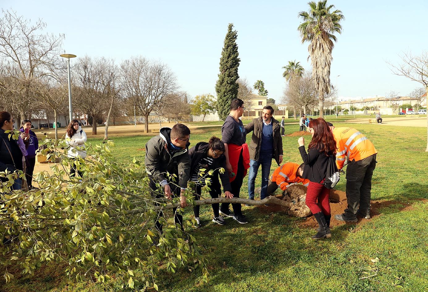 José Antonio Díaz junto a escolares durante la plantación de uno de los árboles. 