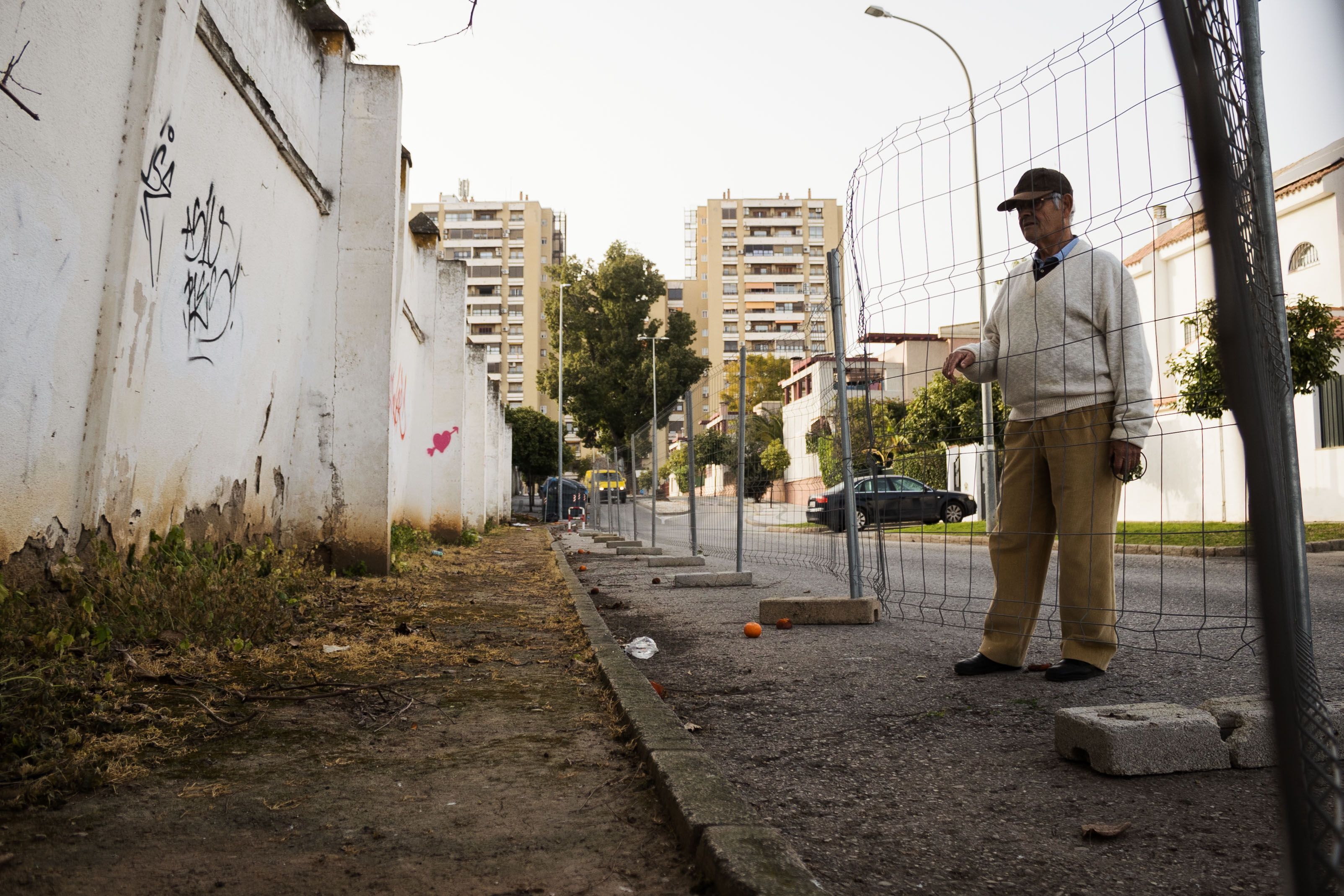 Francisco Javier Ruiz observa el muro del Depósito de Sementales de Jerez tras la valla puesta por el Ayuntamiento.