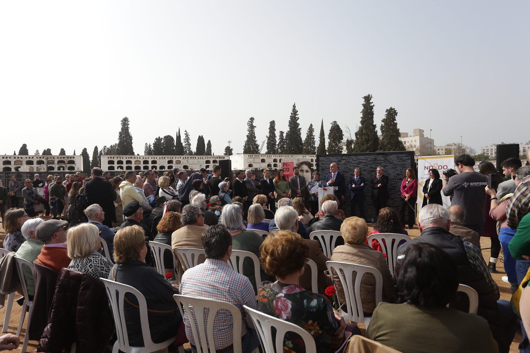 Un momento del acto de clausura de la fosa.