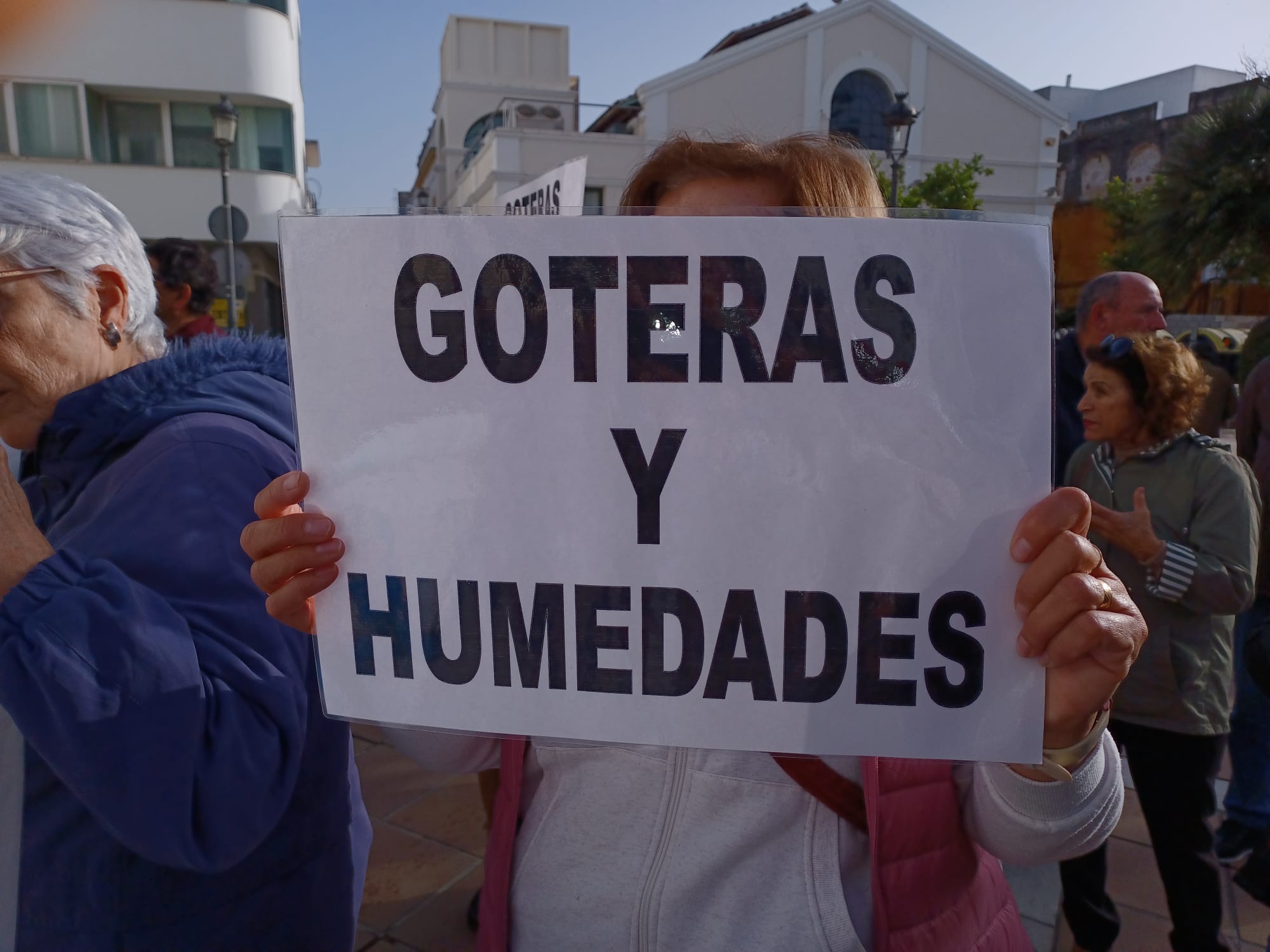 Una manifestante sujeta una pancarta durante la concentración en El Puerto. 