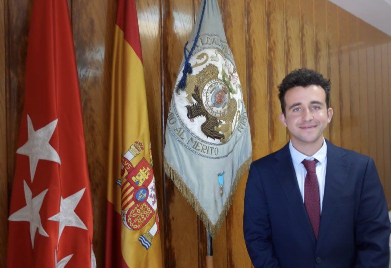 Cristian Martín, el joven alcalde de El Escorial que se encuentra en estado grave tras precipitarse al vacío desde la ventana de su domicilio.